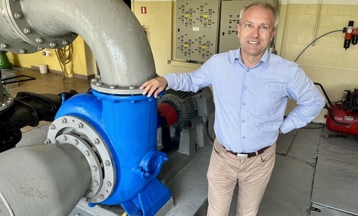 Kierownik Działu Technicznego Adam Pawłowski stoi przy pompach w SUW Płocka